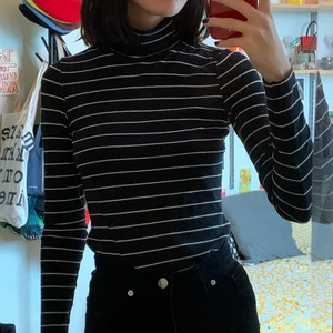 randig polo - svartvit randig polo köpt på monki, bra skick! kan mötas upp i gbg, köparen står för frakt :) 