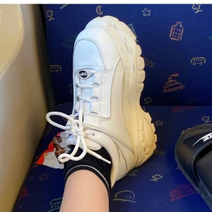 Buffalo platå skor vita/ white buffalo platform shoes - Fina vita buffaloskor med endast några få märken på:( Buda om ni vill ha annat pris ! 