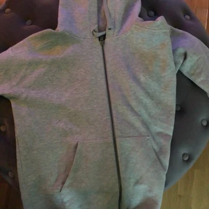 Ralph lauren zip hoodie  - Säljer min Ralph lauren Hoodie köpt på johnells, jätte fint skick, xs men passar mig som har small