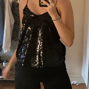 Paljett linne strl XS - Ett paljett linne från Mango i storlek XS. Mycket sällan använd.