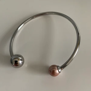 Armband - Silver och rosa armband som kan justeras i storlek. Oanvänt, pris kan diskuteras. 
