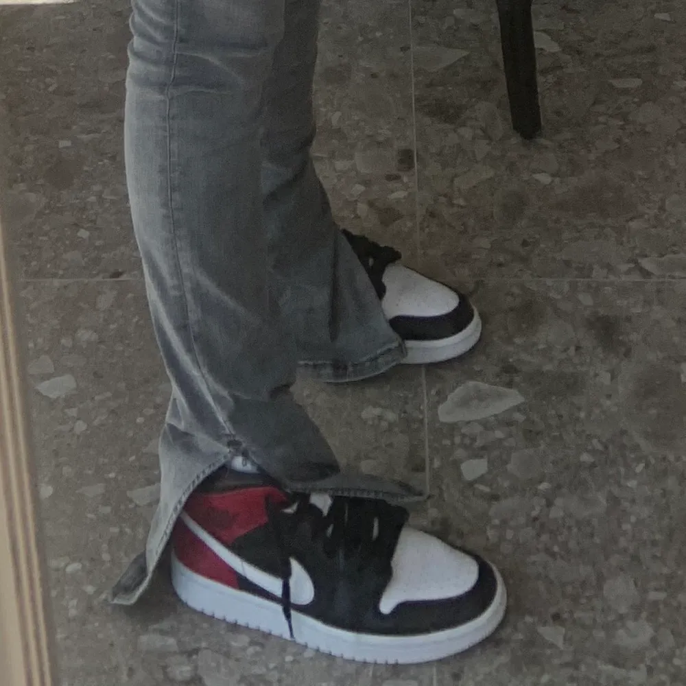 Säljer mina Nike Jordan 1 storlek 39 som jag haft sen i somras, inget slitage, ser ut som nya endast bytat skosnöre till svarta. Köpta för 1900kr. Bud just nu 1670. Skor.