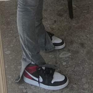 Säljer mina Nike Jordan 1 storlek 39 som jag haft sen i somras, inget slitage, ser ut som nya endast bytat skosnöre till svarta. Köpta för 1900kr. Bud just nu 1670