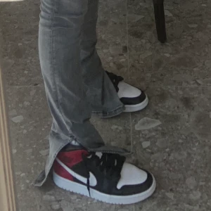 Nike Jordan 1 - Säljer mina Nike Jordan 1 storlek 39 som jag haft sen i somras, inget slitage, ser ut som nya endast bytat skosnöre till svarta. Köpta för 1900kr. Bud just nu 1670