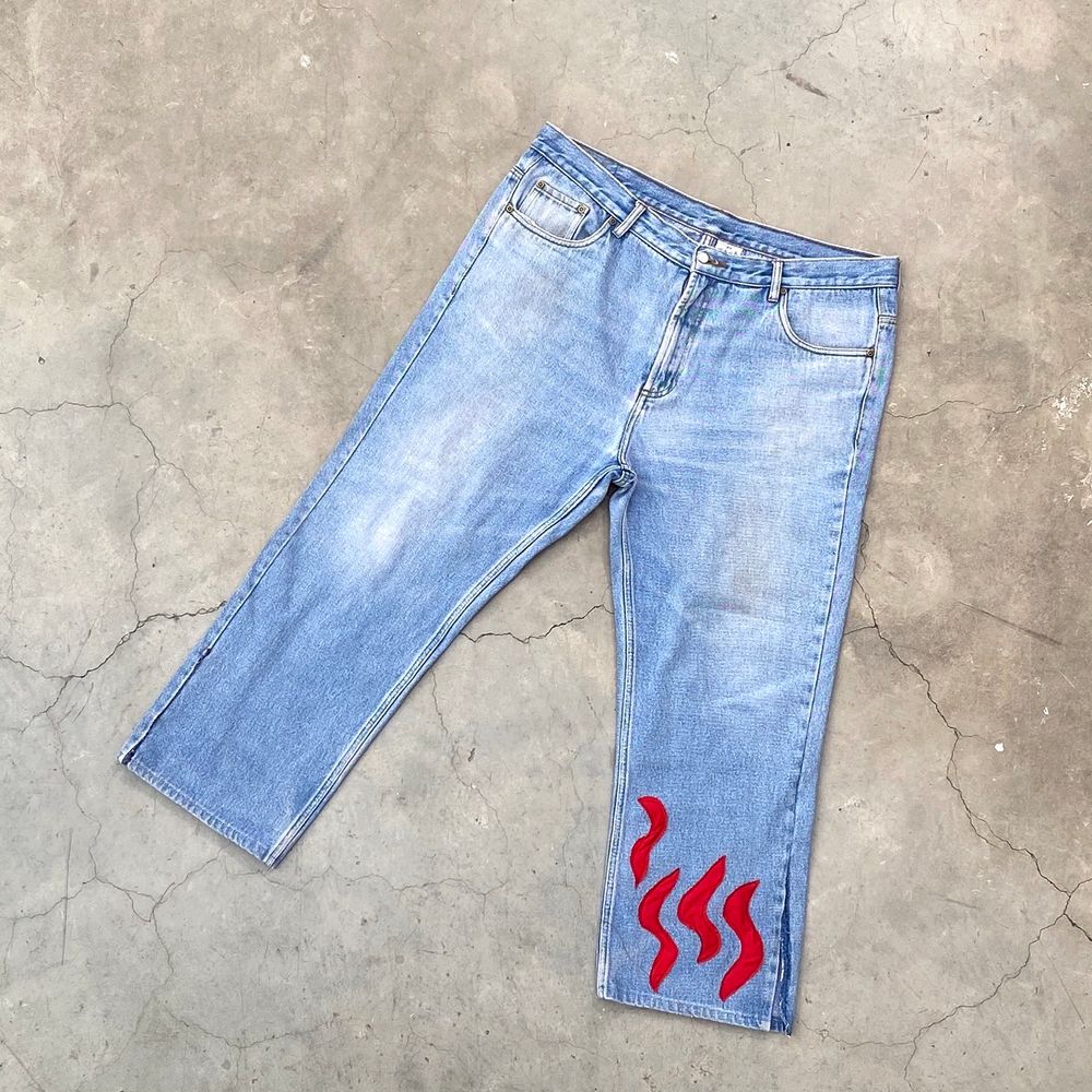 Secondhand-jeans med rött Iggy Jeans mönster. En re-make av @iggyjeans i samarbete Philippa Parnevik. OBS! Jeansen är små i storlek! Dessa motsvarar ca storlek XL-XXL . Jeans & Byxor.