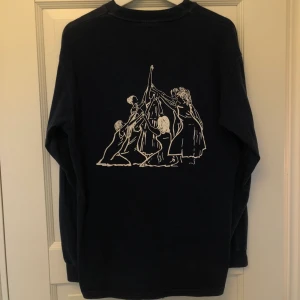 Marinblå Tröja - En marinblå tröja med vitt tryck på ryggen i storlek M. Tröjan säljs pga dålig användning av mig! Skriv vid frågor och för fler bilder :)