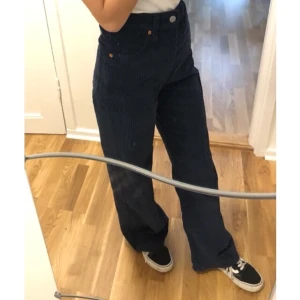 Levi's Ribcage wide leg jeans - Märke : Levi’s  Storlek : 25  Modell : Ribcage wide leg  Färg : Mörkblå  Kroppstyp : Kvinna  Skick: nyskick, använd en gång