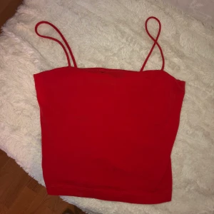 Röd topp storlek S - Röd topp med spagetti-band, super fint skick, storlek S passar xs också, använd två gånger, mötes eller fraktar men då får köparen stå för frakten, tar swish, kort och kontant. Vid andra frågor är det bara att hör av sig🤍🤍🤍🤍