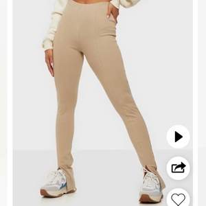 sjukt snygga och trendiga leggings med slits fram. långa för mig som är 175! super snygga och jättesköna. säljer pga flera liknande i garderoben:))enbart använda 2-3 gånger, så dem är i nyskick!