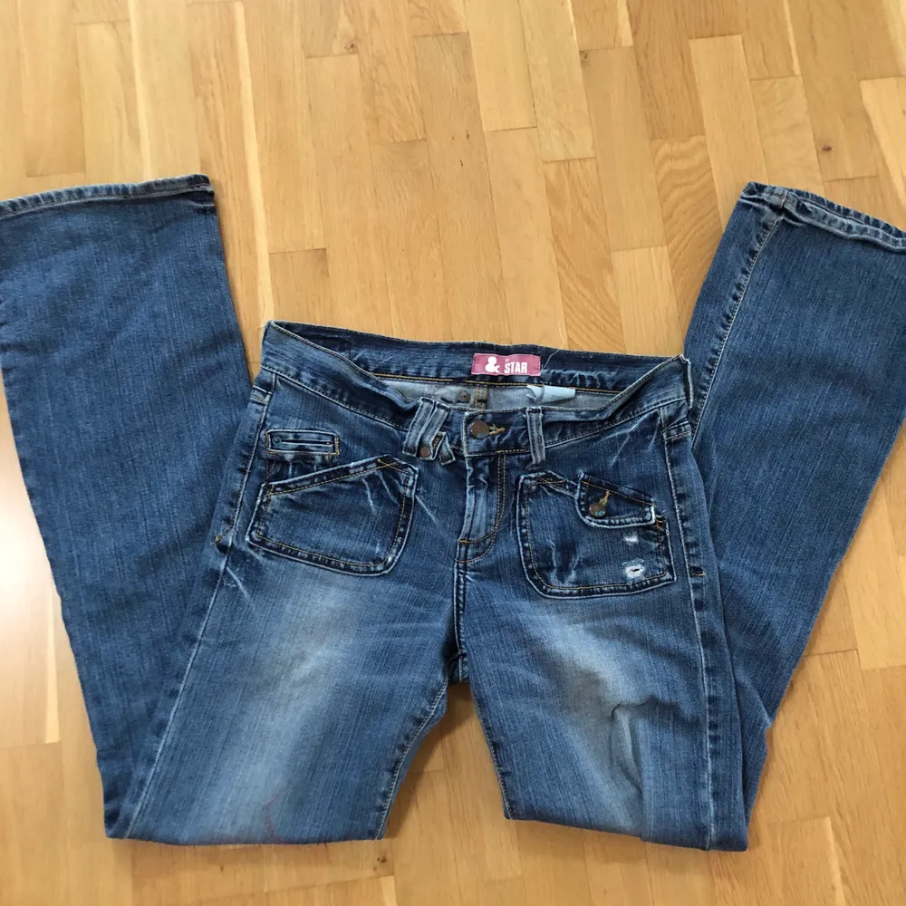 Ett par jeans från H&M i storlek 28/32 men skulle säga att de passar en 26-27 bättre. Säljes pga för små. Jeans & Byxor.