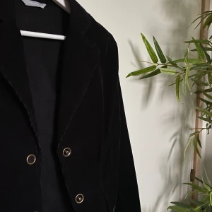 Stefanel jacka! - Säljer denna underbara mockajacka/kostymen. Har en tajt passform och sitter sjukt snyggt på. Från märket Stefanel och kläderna där säljs för runt 1000kr. Sjukt vintagevibe på denna jackan! Frakt tillkommer!