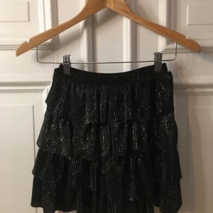 Glittrig kjol! - Denna kjol är helt oanvänd.