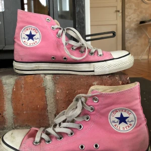 rosa converse! - fina rosa converse, har använts en del men är fortfarande i bra skick! 🌻 så fin rosa färg! har mycket kvar att ge så tveka inte om du är intresserad. frakt ingår ej🌻