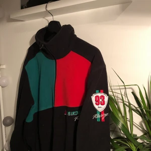 Fleecetröja - Skön och snygg fleecetröja köpt secondhand! Kanonskick! Kan mötas upp i Stockholm annars står köparen för frakt:)