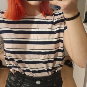 Randig t-shirt  - Andväns men fint sick. Köpte den för 100 kr men säljer den för 50 (frakt ingår I priset)