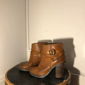 bruna skor - Bruna läderskor med spännen. Lite slitna (se sista bilden), men inget man tänker på. När man säljer skor är det enklast att mötas upp, annars kan frakten eventuellt bli väldigt dyr. Det är bara att fråga om du har någon fundering <3