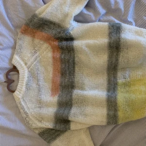 Stickad tröja - Såååå fin stickad tröja med ”puffiga” armar. Den kliar lite men man vänjer sig vid det efter några minuter så det är inte så illa 😄 