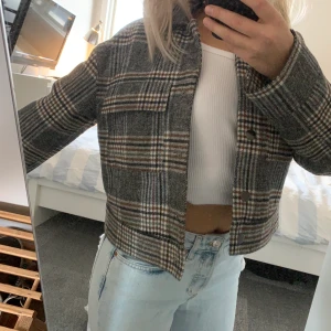 Rutig jacka från GINA - Sjukt snygg jacka som passar till de mesta, slutsåld på gina👌🏼💕