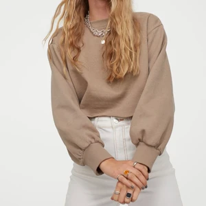 Croppad sweatshirt  - Säljer denna croppad tröja. Använd endast 1-2 gånger. Passar S. Nypris 149kr