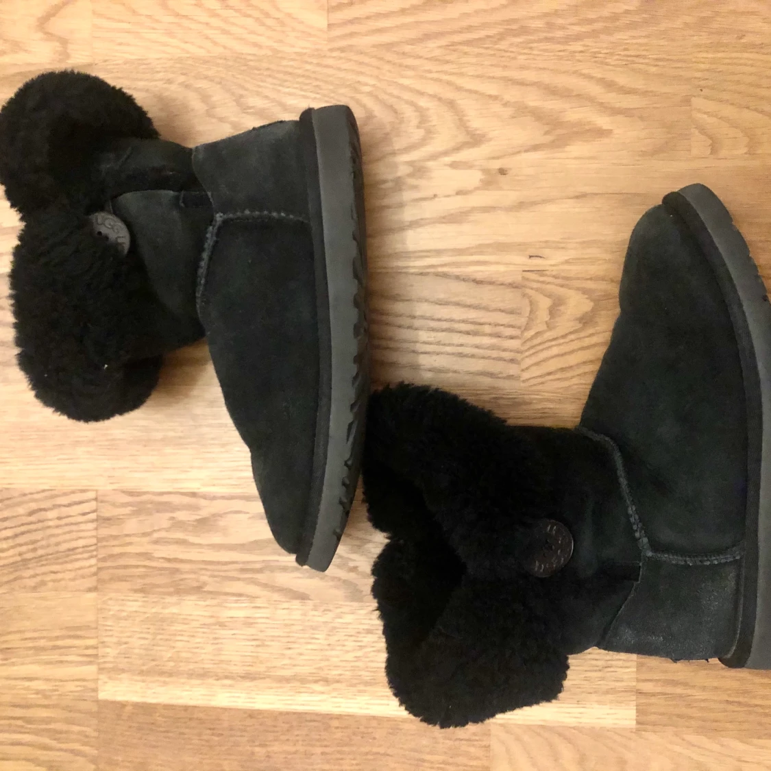 UGGS, bailey button