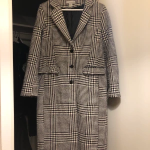 Rutig kappa HM - Rutig kappa från HM i använt skick. Bra passform på mig som är 168cm och oftast har storlek 36-38. Köpare står för frakt eller så kan jag mötas i Uppsala eller ibland i Stockholm