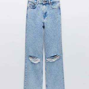 Snygga wide jeans. Buda!! Skriv för mer bilder! Köparen står för frakt (50kr) Passar längre tjejer. Budet ligger på 250kr + frakt💗