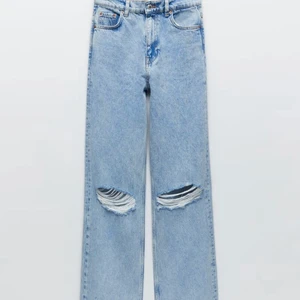 Jeans - Snygga wide jeans. Buda!! Skriv för mer bilder! Köparen står för frakt (50kr) Passar längre tjejer. Budet ligger på 250kr + frakt💗