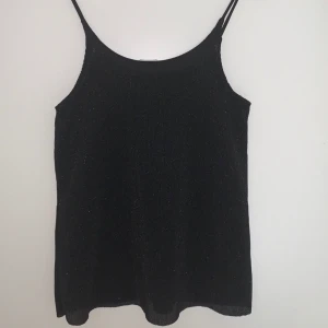 Glittrigt svart linne - Glittrigt svart linne från JACQUELINE de YONG i storlek small. 🤍 Väldigt fin som festlinne.  Går att klä upp och klä ner. Nyskick (använt en gång).💖