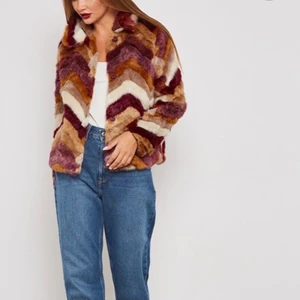 Pälsjacka från MANGO - FAUX FUR JACKA FRÅN MANGO I FINT SKICK. Den är i storlek M men jag (strl S) har haft den som smärre oversized. 