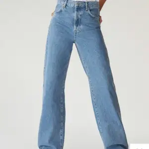 Säljer dessa slutsålda jeans från mango i storlek 32. Passar 34 oxå. De är inte avklippta något alls. Nypris: 599, jag säljer för 400+frakt