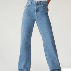Mango jeans  - Säljer dessa slutsålda jeans från mango i storlek 32. Passar 34 oxå. De är inte avklippta något alls. Nypris: 599, jag säljer för 400+frakt