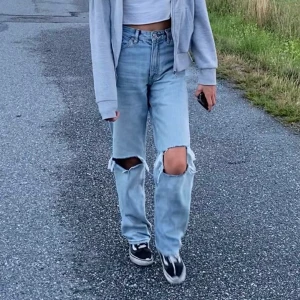 Jättesnygga jeans - Säljer mina blåa jeans med hål på knäna. Jättesköna och snygga jeans som passar till allt! Budgivning gäller. HÖGSTA BUD: 160 + frakt 