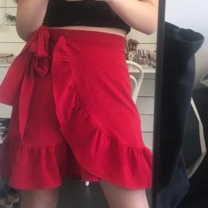 Kjol - LÅNADE BILDER (skriv privat för mer) röd volang kjol, superfin men kommer tyvärr inte till användning !! Storlek S❤️