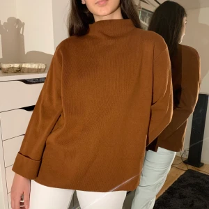 Turtleneck - Vintage turtleneck i väldigt fin färg. I storlek M-L, passar S också som på bilden ifall den ska vara oversize.