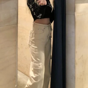 High waisted beiga byxor - Svinsnygga, beiga, High waisted, vida byxor. Frakten är alltid exklusive frakt 💖💖💞💖