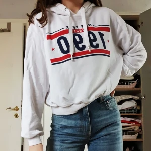 Hoodie - Vit hoodie med tryck från H&M. Tröjan är använd ett par gånger men är i bra skick, inga fläckar eller slitningar! Frakt tillkommer till priset!💞