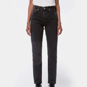 Nudie jeans  - Jättesnygga svarta jeans från Nudie jeans, modell: breezy Britt black worn! I fint skick! Nypris 1399kr