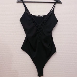 bodysuit bikbok - Svarta bodysuit från bikbok med storlek M. Skicka chatten vid förfrågan eller betalning. :)