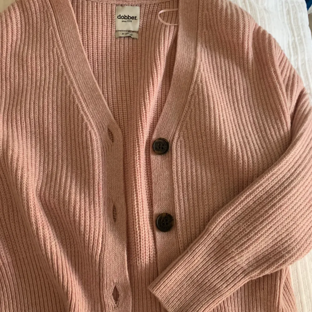 Säljer min fina rosa kofta som är väldigt fin att ha en t-shirts under. Tröjor & Koftor.