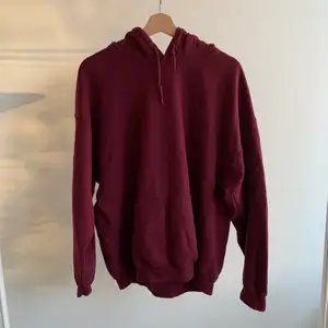 .Säljer denna mörkröda hoodie jag köpt secondhand då jag tycker den är för stor, väldigt bra skick fortfarande. Kan mötas eller frakta (står ej för frakt) buda gärna om du är intresserad💕 