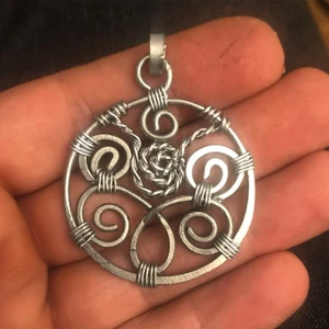 Hängsmycke - Handgjort hängsmycke i järn- och spoltråd. 