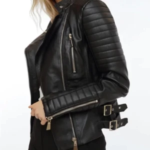 Skinnjacka  - Köpte denna jacka när jag gick högstadiet. Ligger inte i min smak längre och tänkte att någon annan kanske är intresserad. Den kostar tre gånger mer än vad jag säljer den för bara för att jag vill rensa min garderob lite. Finns inget fel på jacka, jackan är i bra skick. 🧥 