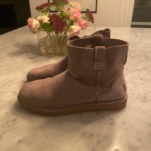 Uggs stl 38 - Ljusgrå uggs i stl 38, knappt använda. Mycket användbara då de inte är i samma modell som de vanliga Iggesund kan de även användas på vår och sommar. Nypris 1499.