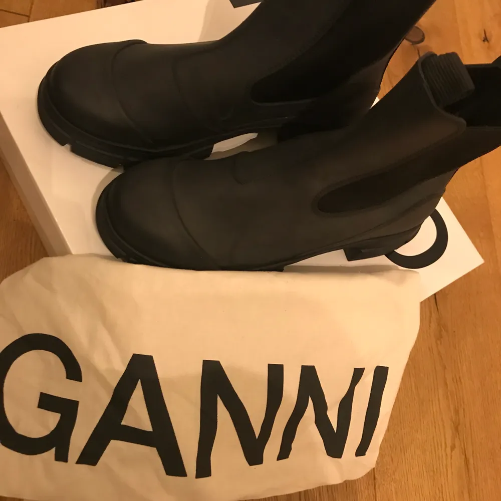 Hej, säljer mina helt oanvända Ganni skor. Slutsålda överallt. Storlek 38, köpta på wakakuu . Skor.