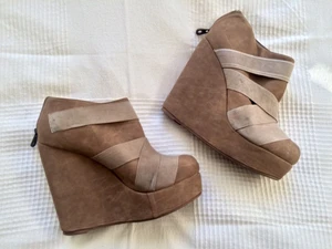  - Kilklackskor från Scorett, använda 2-3 ggr. 
två små fläckar finns. 
ordinarie pris 699:-