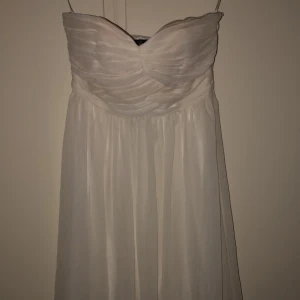 Vit klänning - Jätte fin o sparsamt använd vit klänning. Bra skick.