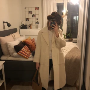 Vit kappa  - Lång benvit kappa köpt på weekday dam, stl S men oversized i modellen🧚🏻🧚🏻🧚🏻