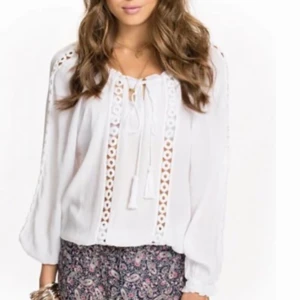 Vit topp från Nelly, storlek XS - Använd ett par gånger, fint skick!