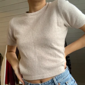 beige kashmirtröja🥰 - supermysig 100%ig kashmirtröja köpt i italien💕 säljer då jag inte använder den längre, fint skick! frakt ingår i priset😙