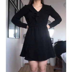 Klänning från Vero Moda  - Jättefin klänning i storlek 38, men passar även 36 bra! Använd 1 gång så den är i väldigt bra skick 🦋 köparen står för frakt! Tar swish!